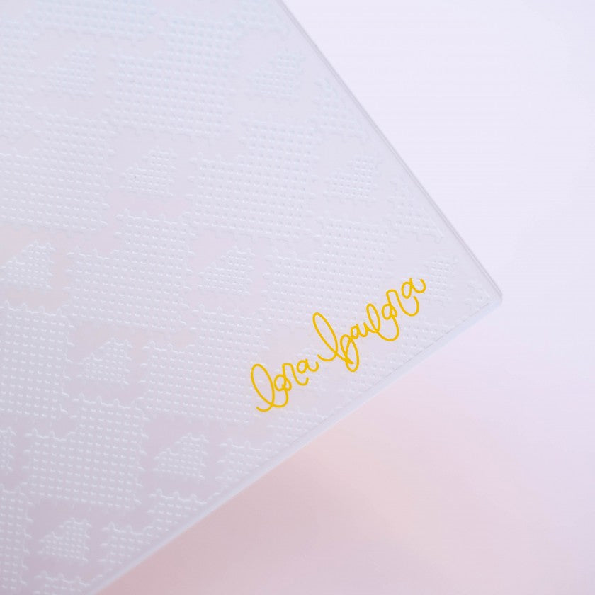 Carpeta de embossing Corazón punto 6"X 8,25" Lora Bailora