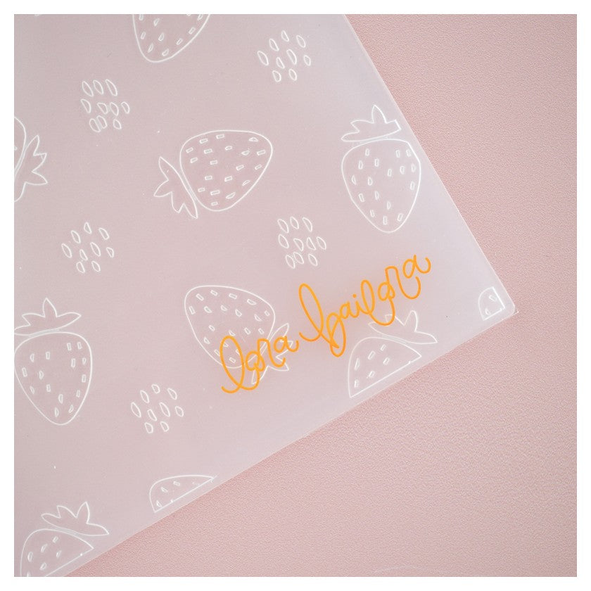 Carpeta de embossing “Fresitas” 6”X 8,25” Lora Bailora